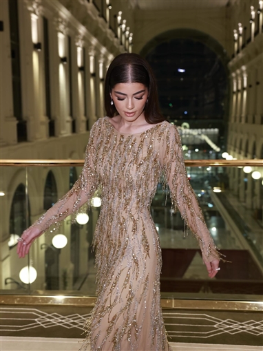  شرطة_الموضة: ليلى أحمد زاهر بفستان ذهبي مطرز من طوني ورد في ختام البحر الأحمر السينمائي أظهر خسارتها للوزن