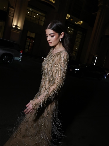  شرطة_الموضة: ليلى أحمد زاهر بفستان ذهبي مطرز من طوني ورد في ختام البحر الأحمر السينمائي أظهر خسارتها للوزن