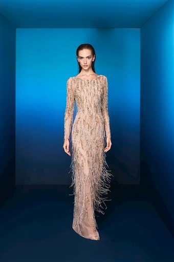  شرطة_الموضة: ليلى أحمد زاهر بفستان ذهبي مطرز من طوني ورد في ختام البحر الأحمر السينمائي أظهر خسارتها للوزن