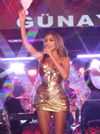 مايا دياب تغني مع الأسطورة التركية إبراهيم تاتليس في أسطنبول