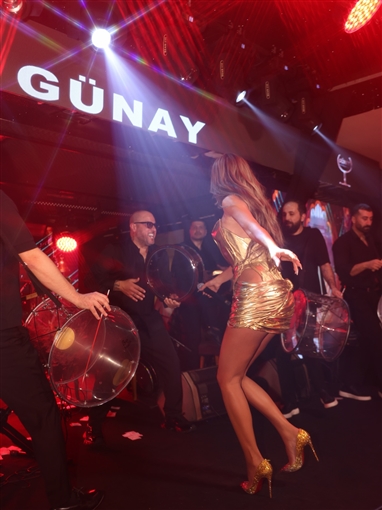 مايا دياب تغني مع الأسطورة التركية إبراهيم تاتليس في أسطنبول