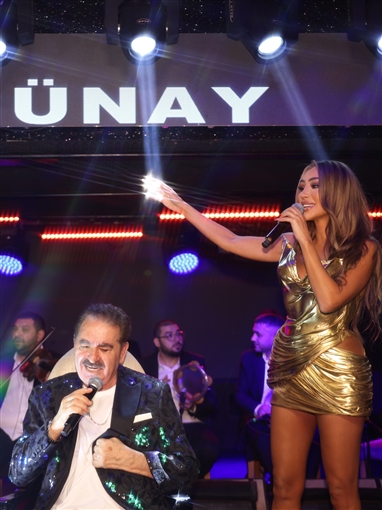 مايا دياب تغني مع الأسطورة التركية إبراهيم تاتليس في أسطنبول