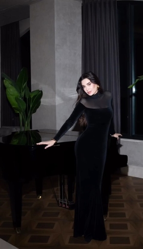  شرطة_الموضة: سيرين عبد النور بفستان من Elisabetta Franchi في أحدث جلسة تصوير فنانة تركية شهيرة سبقتها في ارتدائه