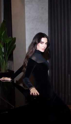  شرطة_الموضة: سيرين عبد النور بفستان من Elisabetta Franchi في أحدث جلسة تصوير فنانة تركية شهيرة سبقتها في ارتدائه