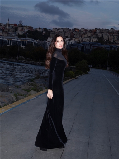  شرطة_الموضة: سيرين عبد النور بفستان من Elisabetta Franchi في أحدث جلسة تصوير فنانة تركية شهيرة سبقتها في ارتدائه