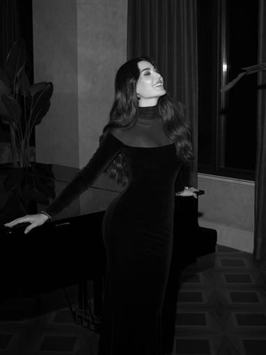  شرطة_الموضة: سيرين عبد النور بفستان من Elisabetta Franchi في أحدث جلسة تصوير فنانة تركية شهيرة سبقتها في ارتدائه