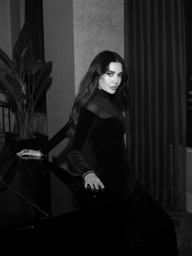  شرطة_الموضة: سيرين عبد النور بفستان من Elisabetta Franchi في أحدث جلسة تصوير فنانة تركية شهيرة سبقتها في ارتدائه