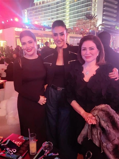 إلهام شاهين ومي عز الدين وياسر جلال وغادة عبد الرازق من بينهم النجوم يجتمعون في سهرة بالقاهرة