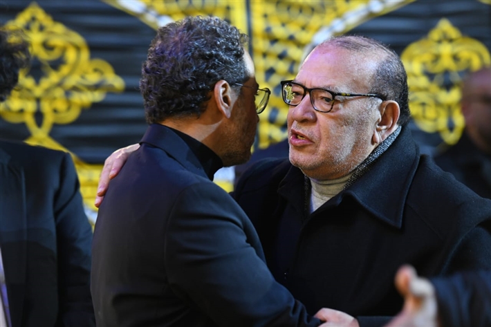 يسرا وصلاح عبد الله وعمرو يوسف في عزاء شقيقة عادل إمام