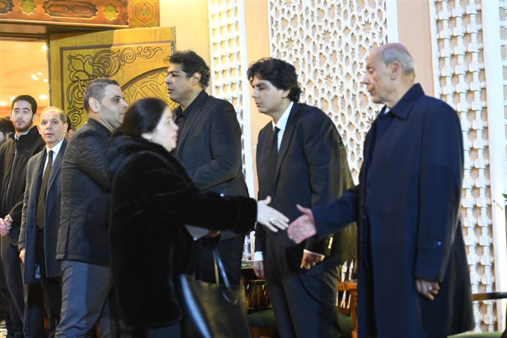 يسرا وصلاح عبد الله وعمرو يوسف في عزاء شقيقة عادل إمام