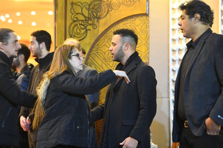 يسرا وصلاح عبد الله وعمرو يوسف في عزاء شقيقة عادل إمام