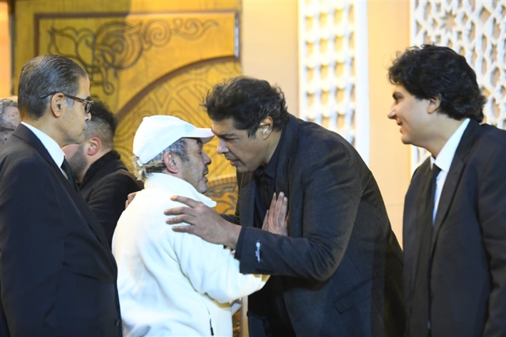 يسرا وصلاح عبد الله وعمرو يوسف في عزاء شقيقة عادل إمام