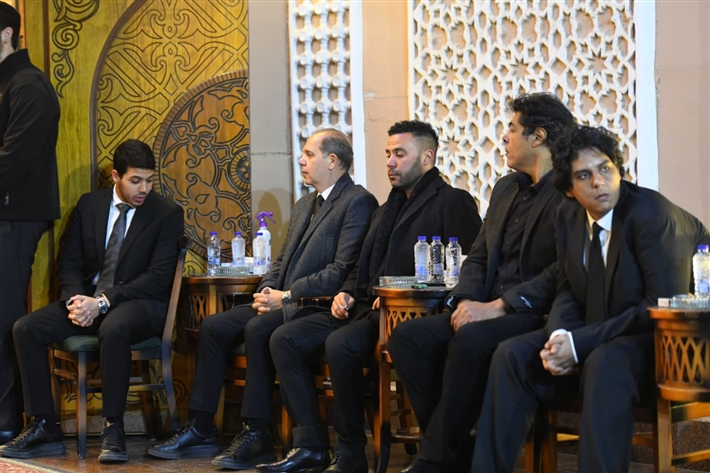 يسرا وصلاح عبد الله وعمرو يوسف في عزاء شقيقة عادل إمام