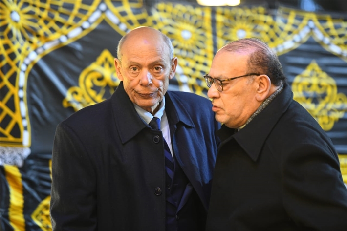 يسرا وصلاح عبد الله وعمرو يوسف في عزاء شقيقة عادل إمام