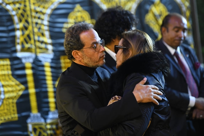 يسرا وصلاح عبد الله وعمرو يوسف في عزاء شقيقة عادل إمام