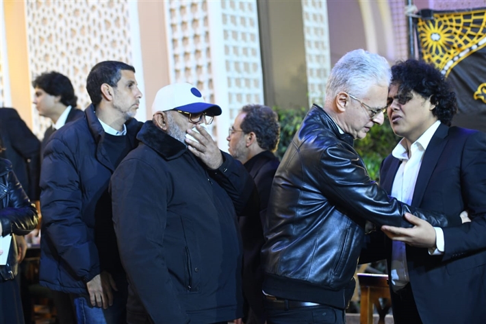 يسرا وصلاح عبد الله وعمرو يوسف في عزاء شقيقة عادل إمام