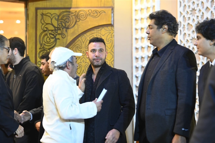 يسرا وصلاح عبد الله وعمرو يوسف في عزاء شقيقة عادل إمام