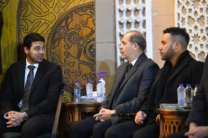 يسرا وصلاح عبد الله وعمرو يوسف في عزاء شقيقة عادل إمام