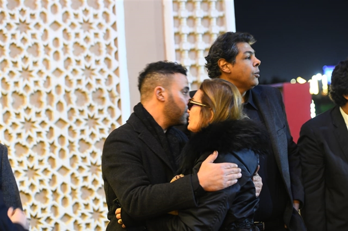 يسرا وصلاح عبد الله وعمرو يوسف في عزاء شقيقة عادل إمام