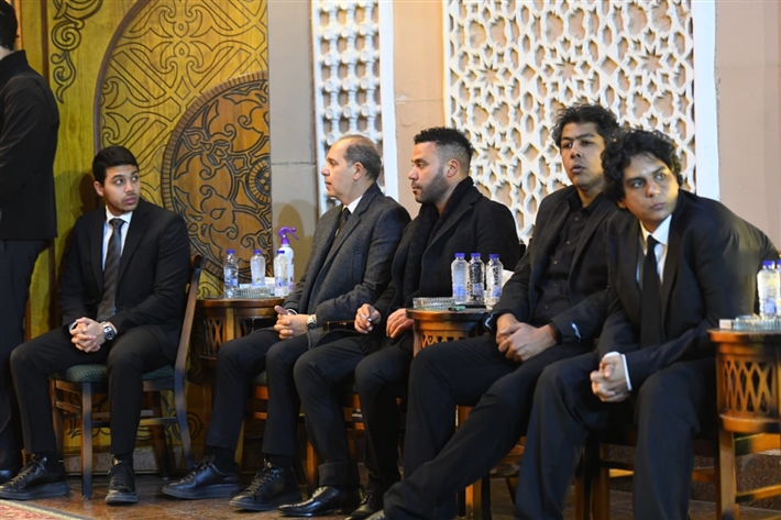 يسرا وصلاح عبد الله وعمرو يوسف في عزاء شقيقة عادل إمام