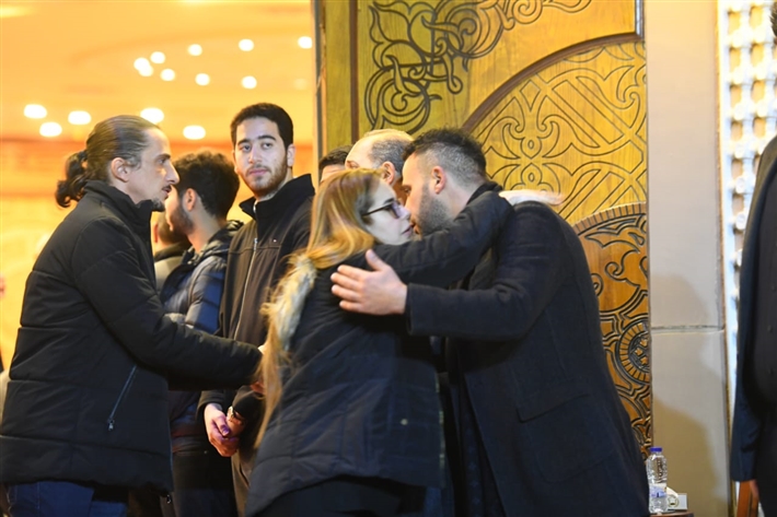 يسرا وصلاح عبد الله وعمرو يوسف في عزاء شقيقة عادل إمام