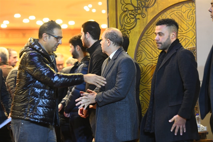 يسرا وصلاح عبد الله وعمرو يوسف في عزاء شقيقة عادل إمام