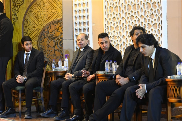 يسرا وصلاح عبد الله وعمرو يوسف في عزاء شقيقة عادل إمام