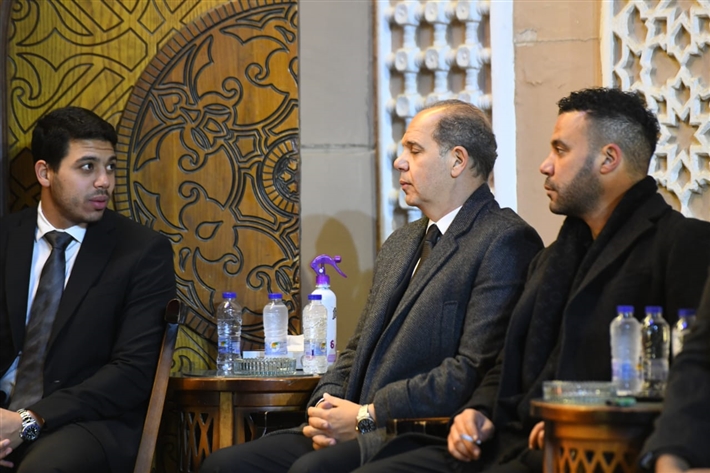 يسرا وصلاح عبد الله وعمرو يوسف في عزاء شقيقة عادل إمام