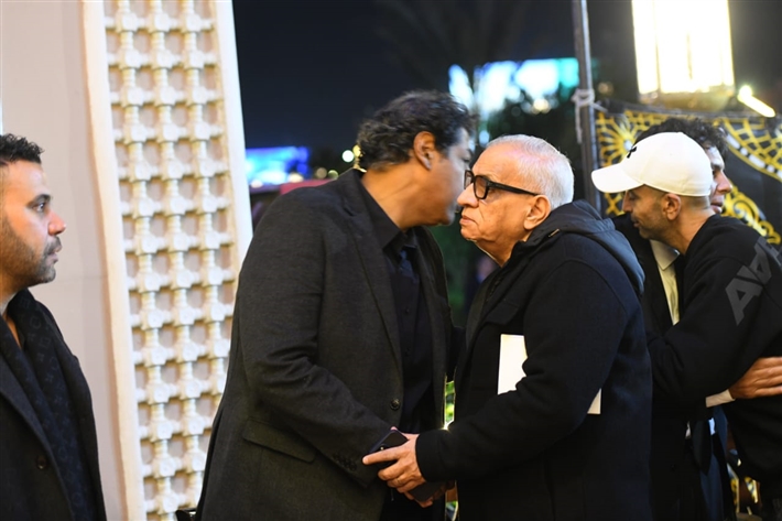 يسرا وصلاح عبد الله وعمرو يوسف في عزاء شقيقة عادل إمام