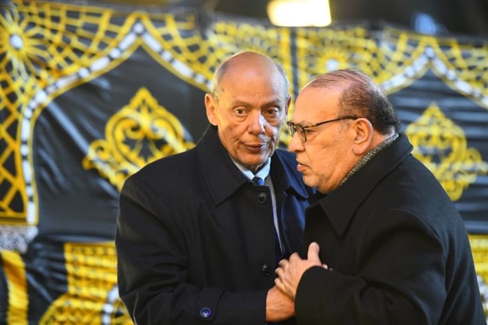 يسرا وصلاح عبد الله وعمرو يوسف في عزاء شقيقة عادل إمام