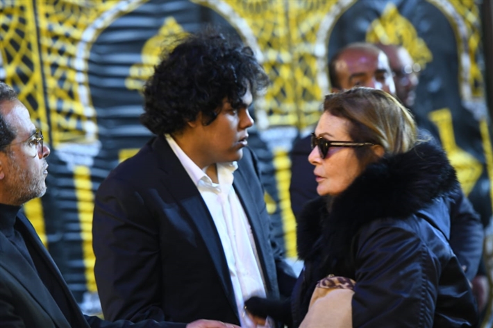 يسرا وصلاح عبد الله وعمرو يوسف في عزاء شقيقة عادل إمام