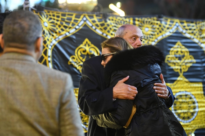 يسرا وصلاح عبد الله وعمرو يوسف في عزاء شقيقة عادل إمام