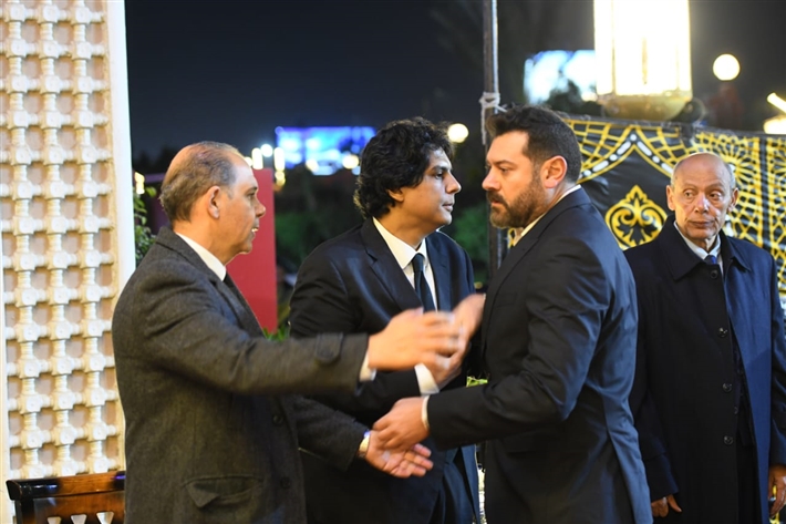 يسرا وصلاح عبد الله وعمرو يوسف في عزاء شقيقة عادل إمام