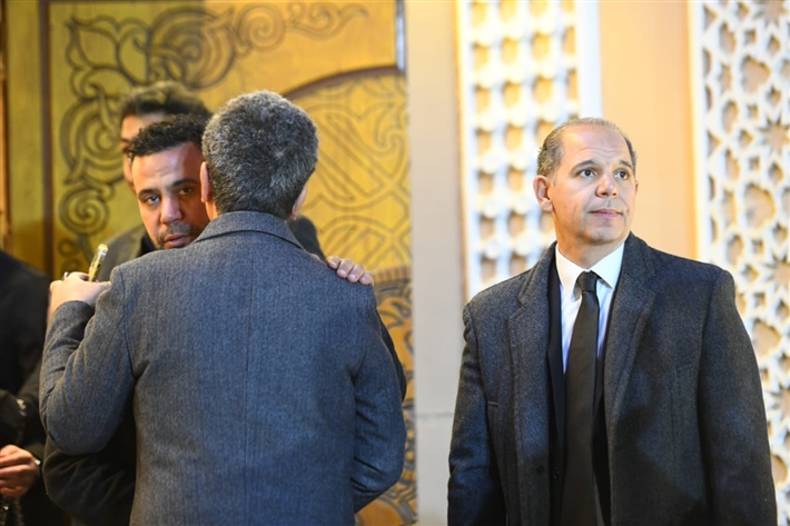 يسرا وصلاح عبد الله وعمرو يوسف في عزاء شقيقة عادل إمام