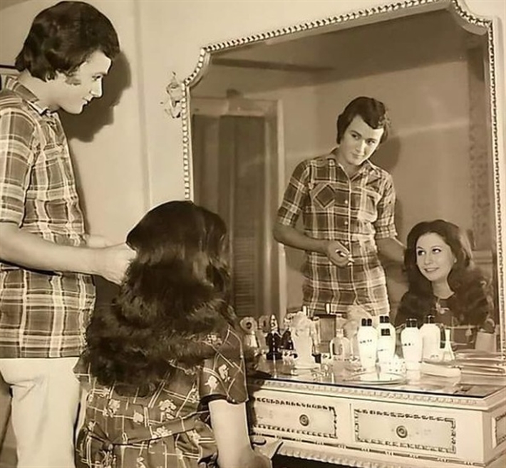 بررت خيانة فاروق الفيشاوي لها وانفصلت عنه بسبب الإدمان وندمت على عدم الاعتراف بحفيدتها وعانت من السرطان لسنوات 24 معلومة عن سمية الألفي