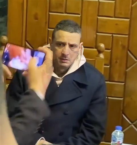 انفعال الفيشاوي في عزاء والدته سمية الألفي