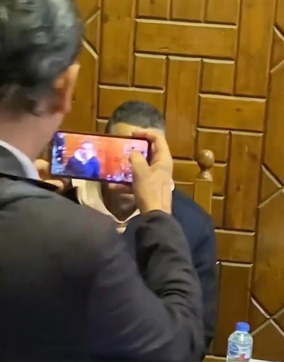 انفعال الفيشاوي في عزاء والدته سمية الألفي