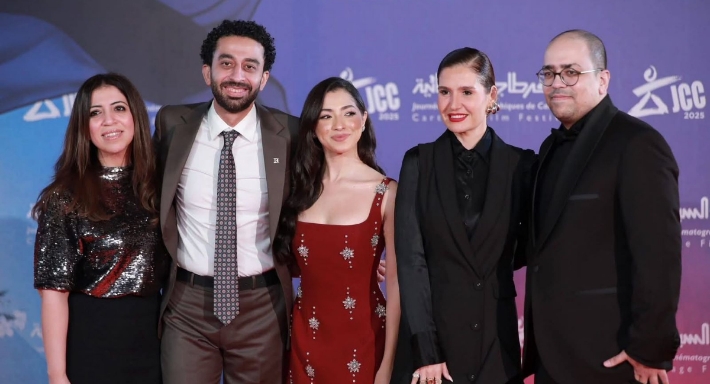 فريق عمل فيلم (32B: مشاكل داخلية) يحتفل بالجائزة