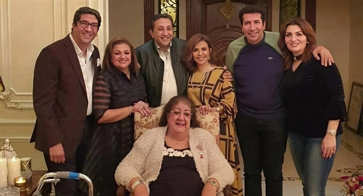 هاني رمزي وعائلته تتوسطهم والدته الراحلة