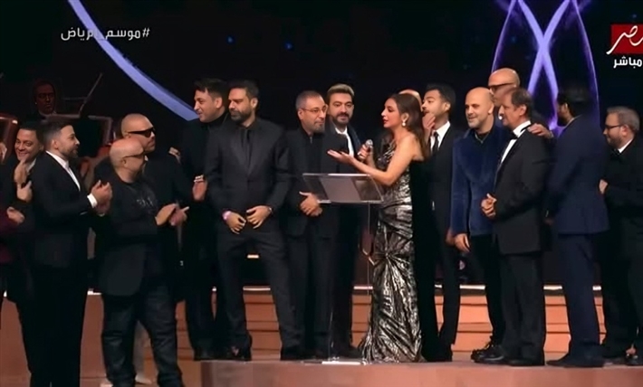 أنغام وصناع الأغنية المصرية أثناء غناء يا حبيبتي يا مصر