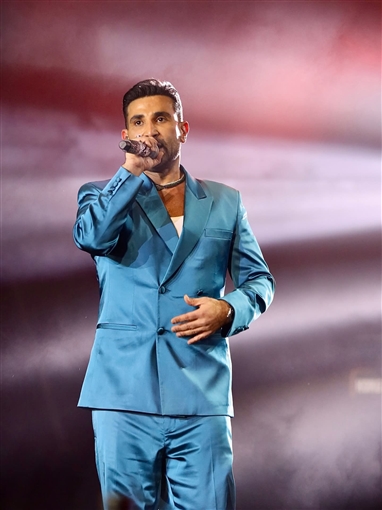 بلوك جديد ... أحمد سعد يحتفل برأس السنة في الشارقة