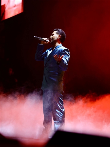 بلوك جديد ... أحمد سعد يحتفل برأس السنة في الشارقة