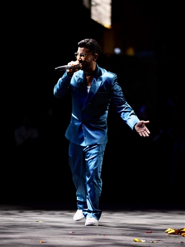 بلوك جديد ... أحمد سعد يحتفل برأس السنة في الشارقة