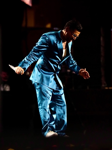 بلوك جديد ... أحمد سعد يحتفل برأس السنة في الشارقة