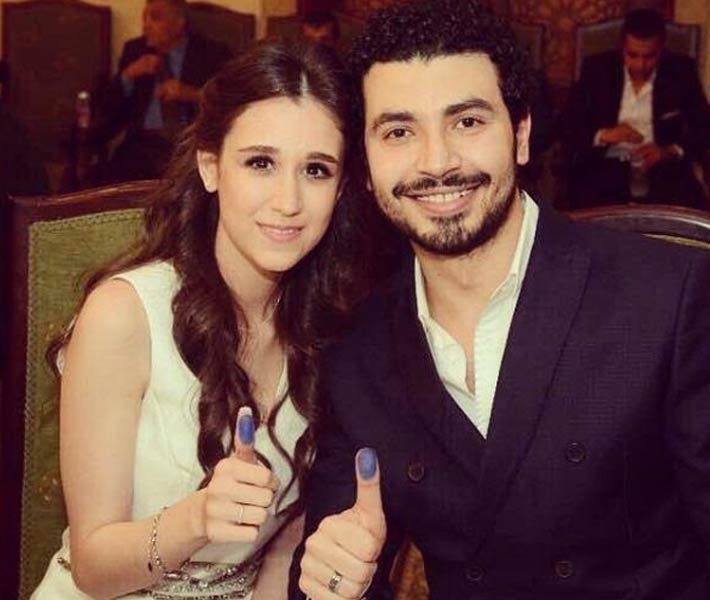 محمد أنور مع عروسه نورهان 
