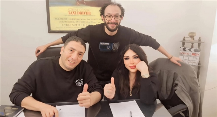 غادة إبراهيم أثناء توقيع التعاقد على مسلسل (إعلام وراثة)