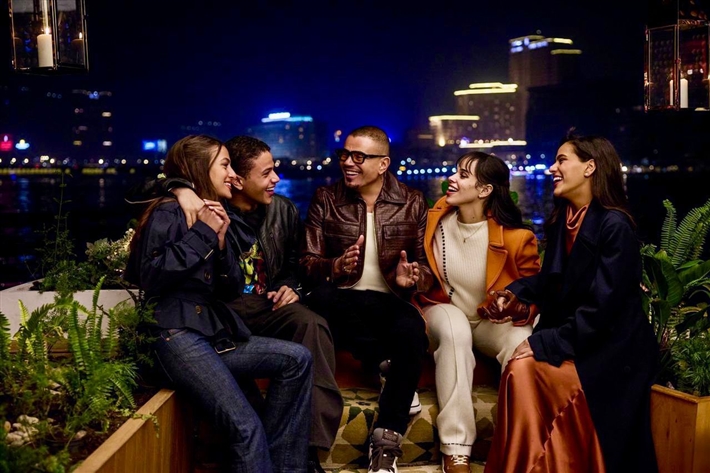 عمرو دياب وأبناءه الأربعة