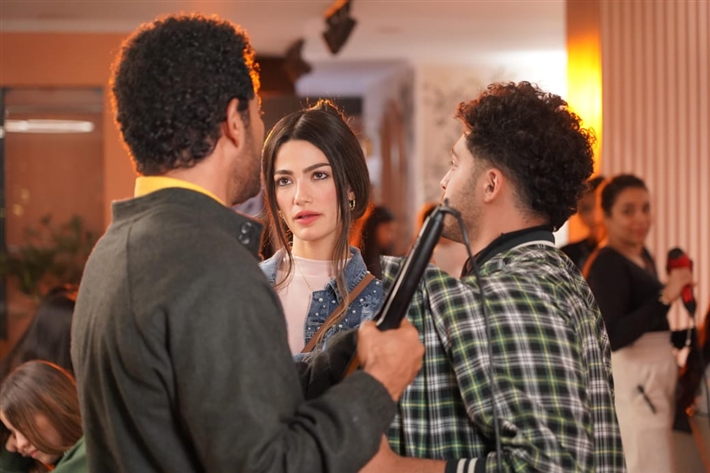 كيف تطورت قصة حب عمرو سعد وتارا عماد في مسلسل إفراج ؟