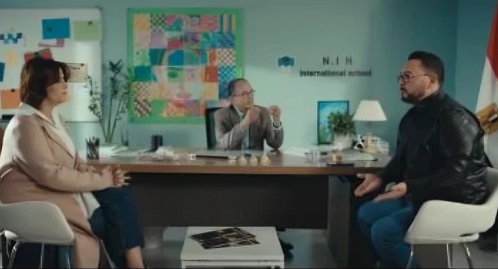 أحمد رزق في مشهد من الحلقة الثانية من مسلسل (اللون الأزرق)