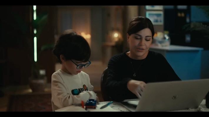 جومانا مراد في اللون الأزرق